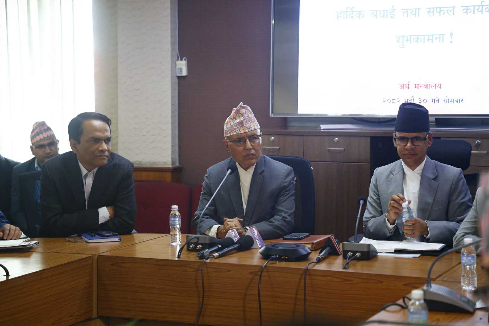  अर्थमन्त्री खनालले सम्हाले कार्यभार, टुक्रे आयोजना खारेज र फजुल खर्च नियन्त्रण गरिने  
