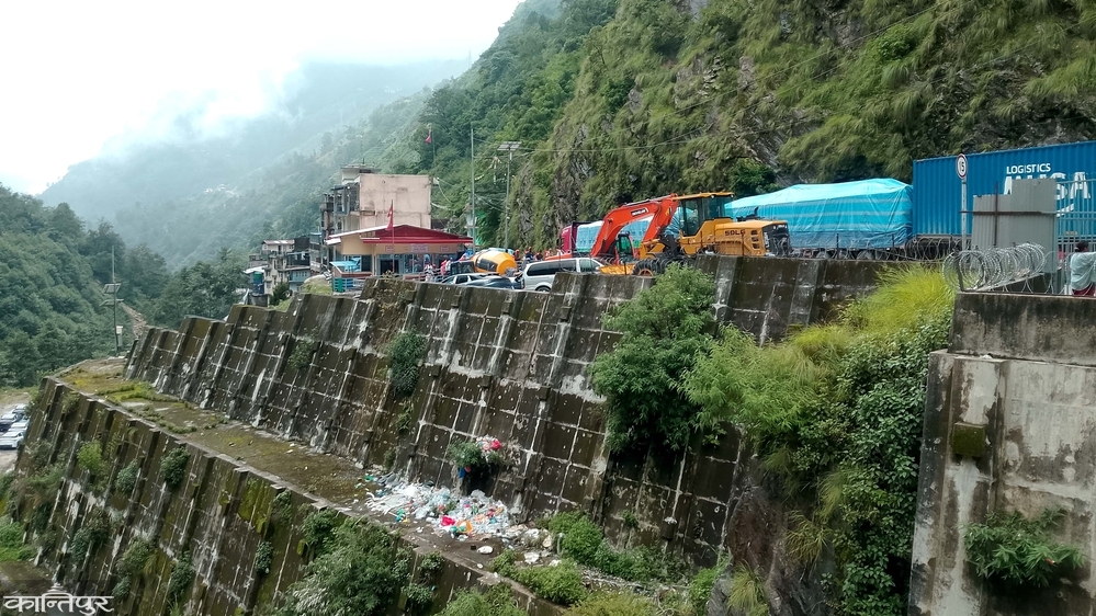 बर्खैपिच्छे भासिन्छ कोदारी राजमार्ग, सीमापारि कन्टेनरको लाम