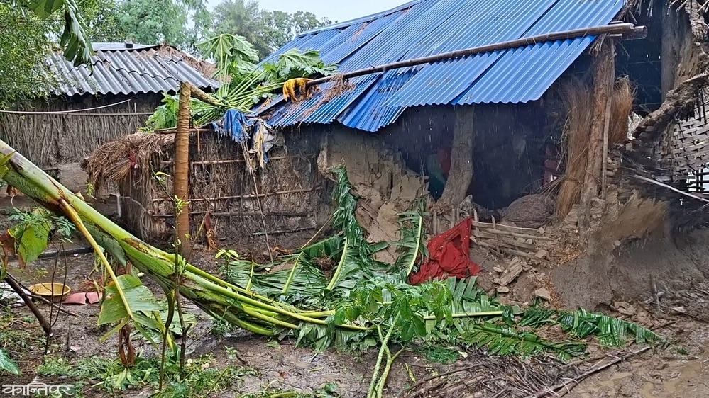 सिरहामा दलितका घरमा तोडफोड, भत्किएकै घरमा जाग्राम बसेर रात काटिरहेछन् पीडित