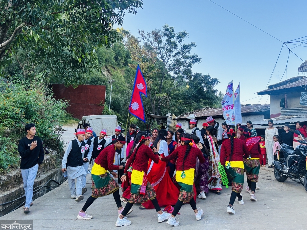 तिहारमा गुन्जिन छाड्यो मादलको ताल र देउडाको स्वर