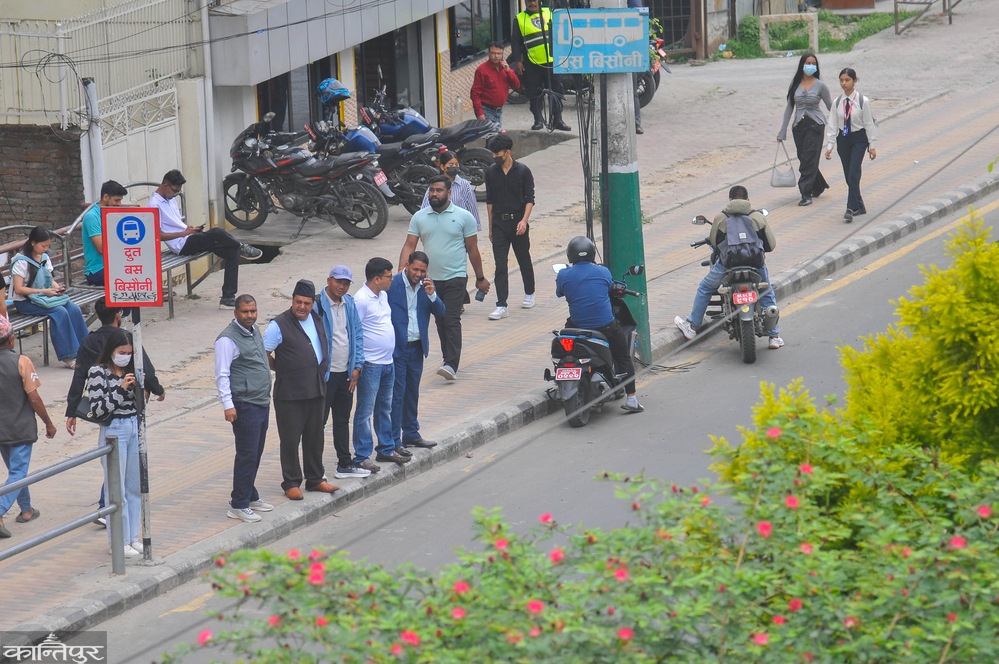 सार्वजनिक गाडी नचल्दा सर्वसाधारणलाई सास्ती [तस्बिरहरु]