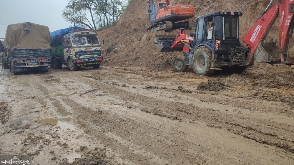 दाउन्नेमा हिलाम्मे सडक : साना गाडी एकतर्फी सञ्चालनमा