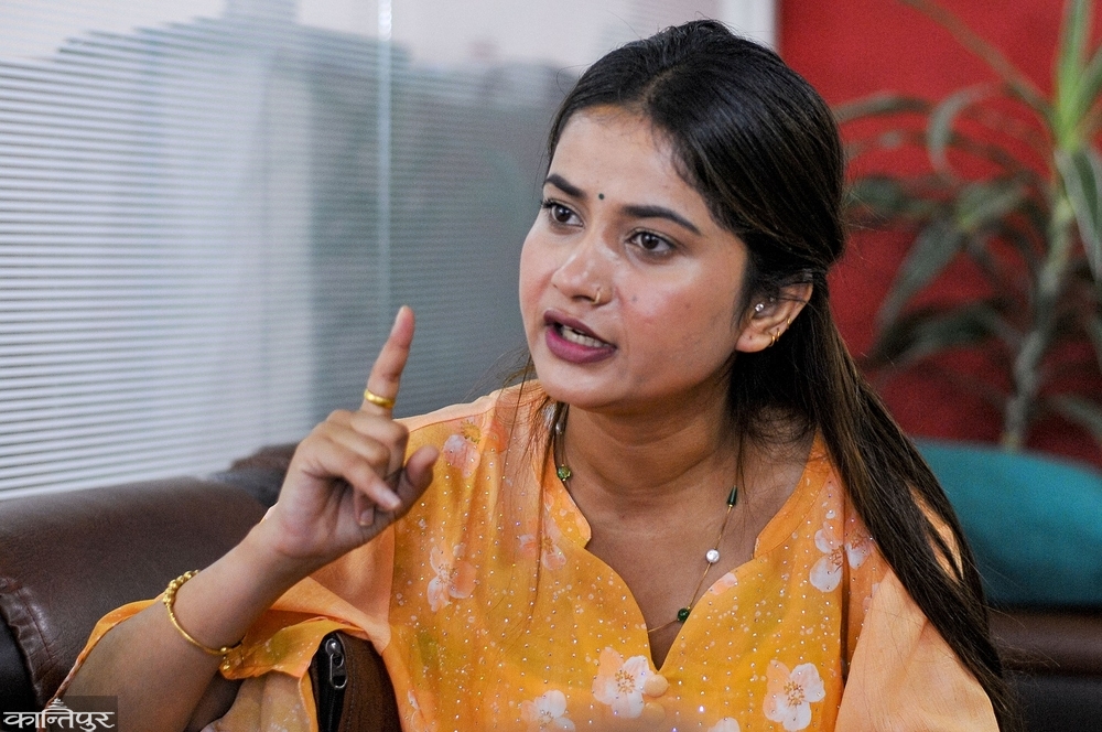 अनि एलिना खराब कमेन्ट गर्नेहरूविरुद्ध लड्न थालिन्