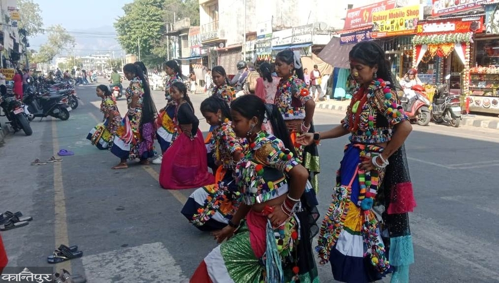थारू समुदायमा पनि भित्रियाे देउसी-भैलाे