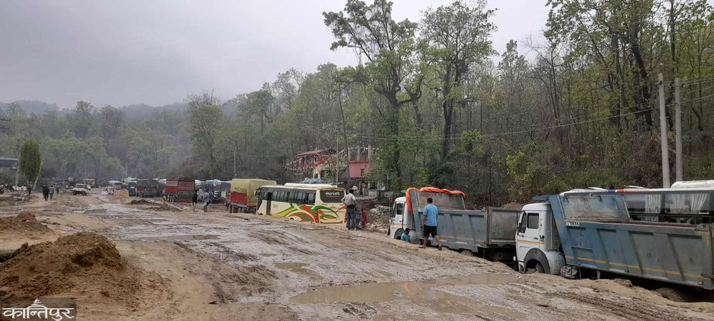 नारायणगढ–बुटवल सडक : दाउन्नेमा सडक चिप्लिएको कारण २१ घन्टादेखि यातायात ठप्प