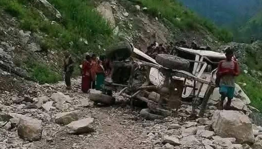 बाजुरा दुर्घटना : भर्खर ट्य्राक खुलेको कच्ची सडक, ५ जना क्षमताको पिकअप भ्यानमा २१ सवार