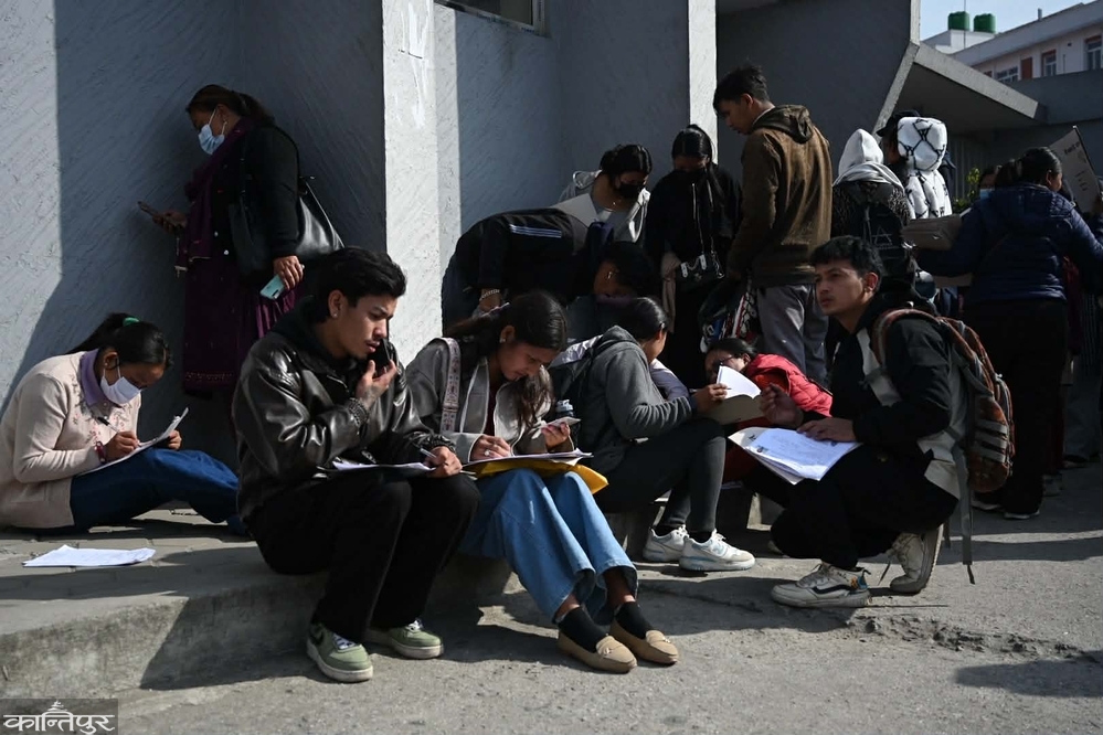 Line of people applying to join the Election Police (Photos)