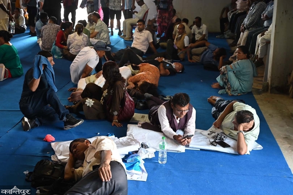 After 7 hours, the closed session did not begin, so the delegates began sleeping in the hall.