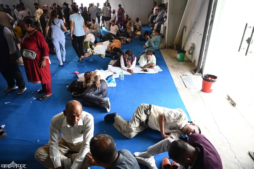 After 7 hours, the closed session did not begin, so the delegates began sleeping in the hall.