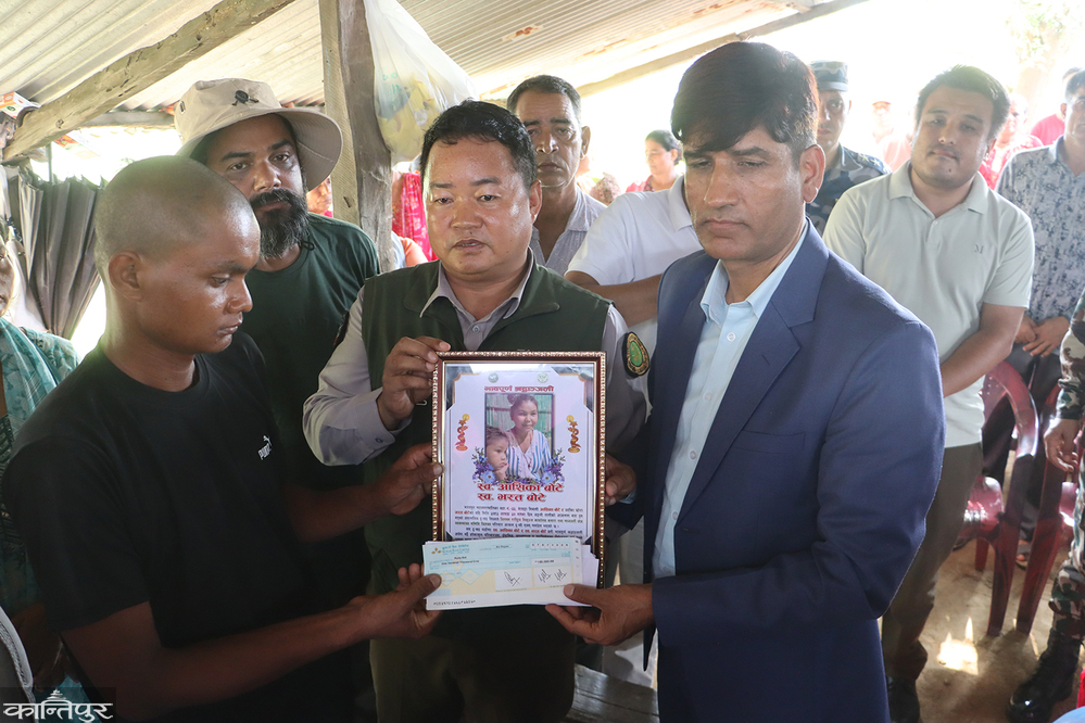 ‘धुर्बे’ हात्तीको आक्रमणले ज्यान गुमाएका बोटे परिवारलाई निकुन्जको २० लाख राहत