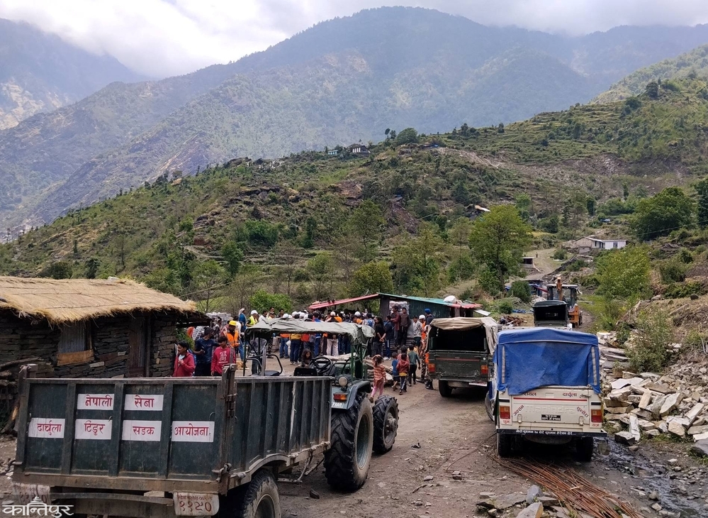 दार्चुला–टिंकर सडक खण्डको दुम्लिङमा पुगे गाडी