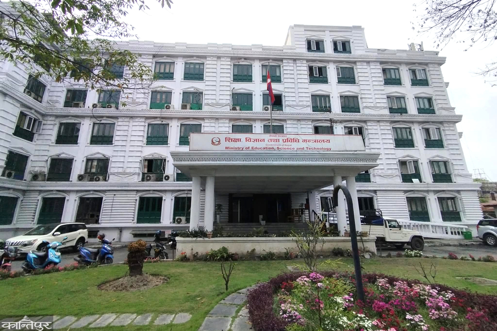 शिक्षामन्त्रीको निर्णयको विरोधाभास : इन्ट्रान्स र ब्रिजकोर्सका सबै कक्षा बन्द गर्ने निर्णय भएको हो ?
