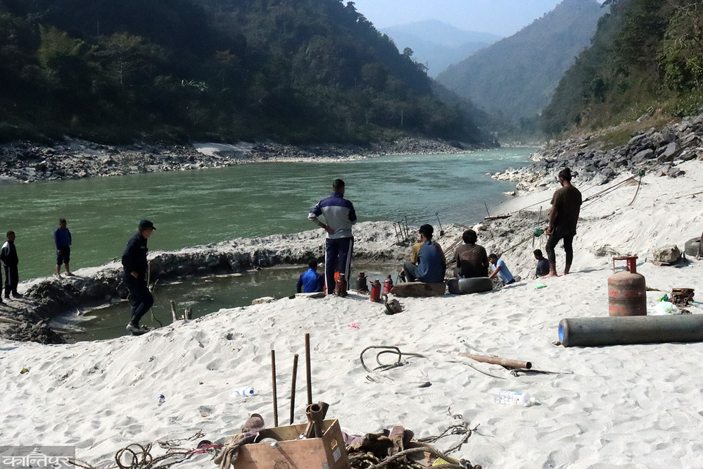 १७ दिनदेखि बस उत्खनन : बढ्दै छन् टायर कान्छालाई सघाउनेहरू