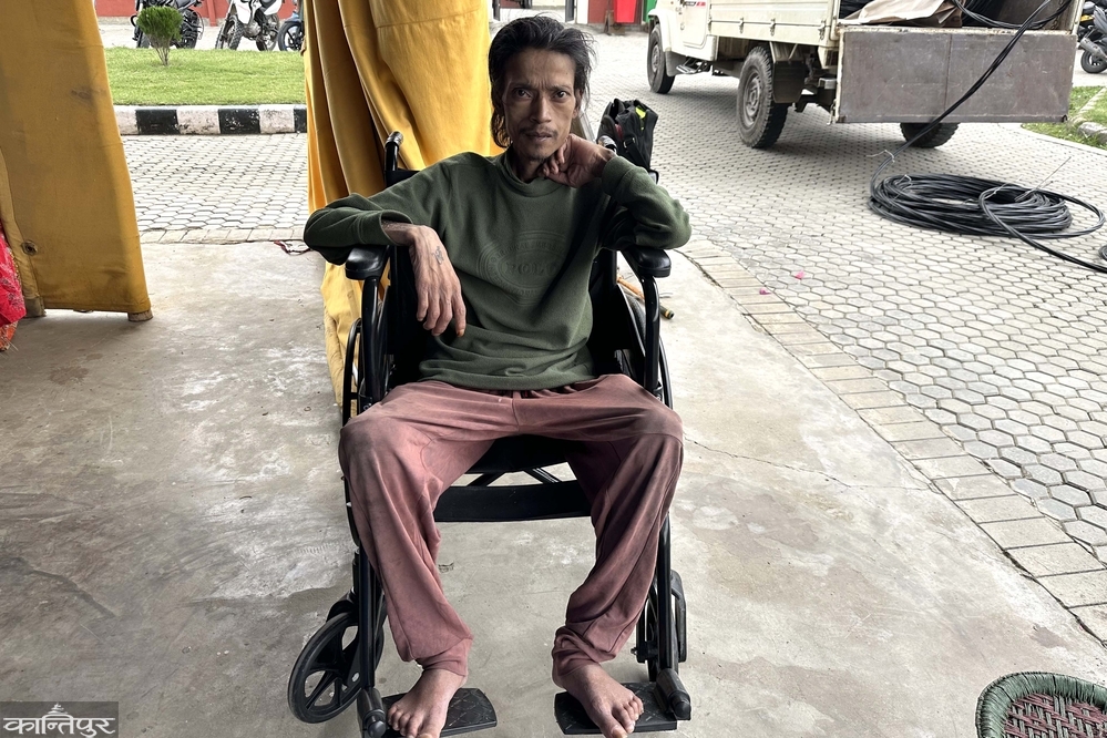अशक्त भेषराजको टहरोमा डोजर चल्यो, श्रीमतीले काम गुमाइन्