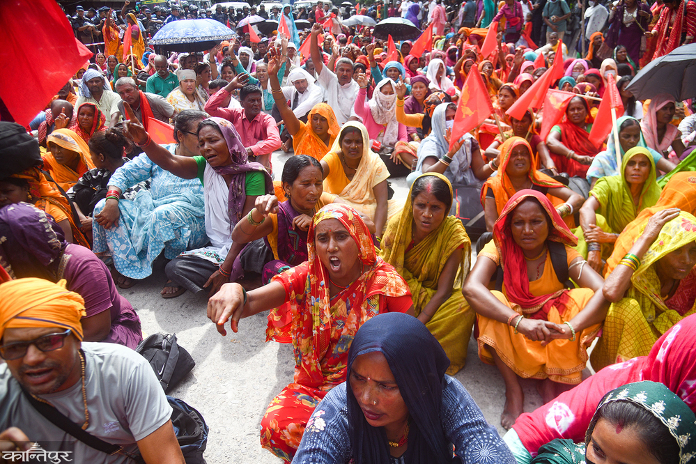 शान्तिबाटिकामा लघुवित्त पीडितका सुस्केरा - ‘जति तिरे पनि सकिएन ऋण’
