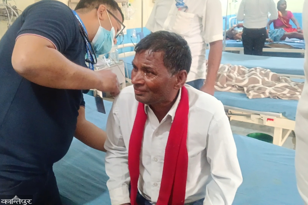 सिरहा नगरपालिकाका मेयरले कुटे कार्यालय सहयोगी