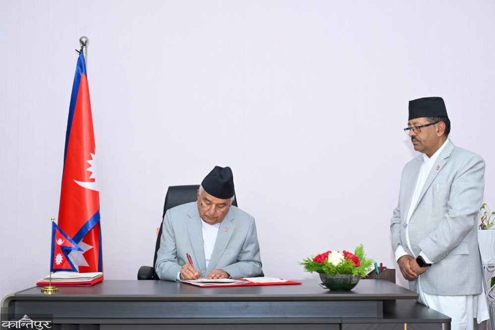 एउटै अध्यादेशले १२ सयभन्दा बढी अधिकारी पदमुक्त