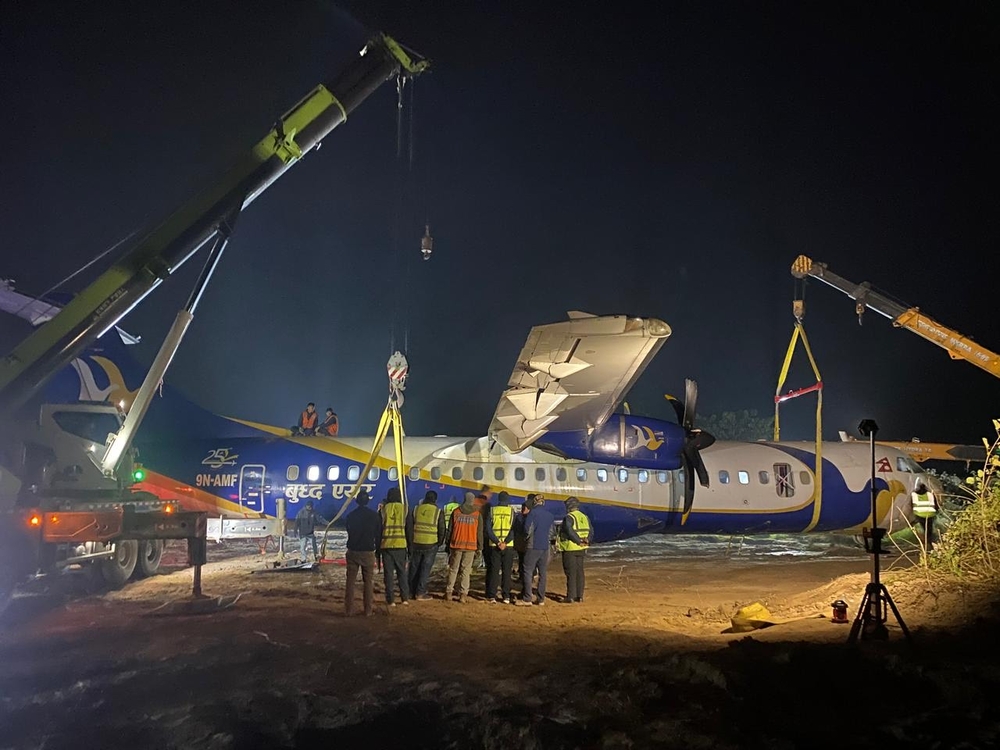 रनवे बाहिरको अन्धकारमा दुई एयरहोस्टेसले जुटाएको साहस 