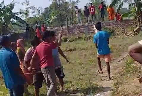 स्थानीयलाई रूखमा बाँधेर वडाध्यक्षले खाली गराए निजी जग्गामा बनेको सडक